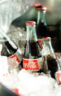 Product Cubitera con pack de 5 refrescos. 